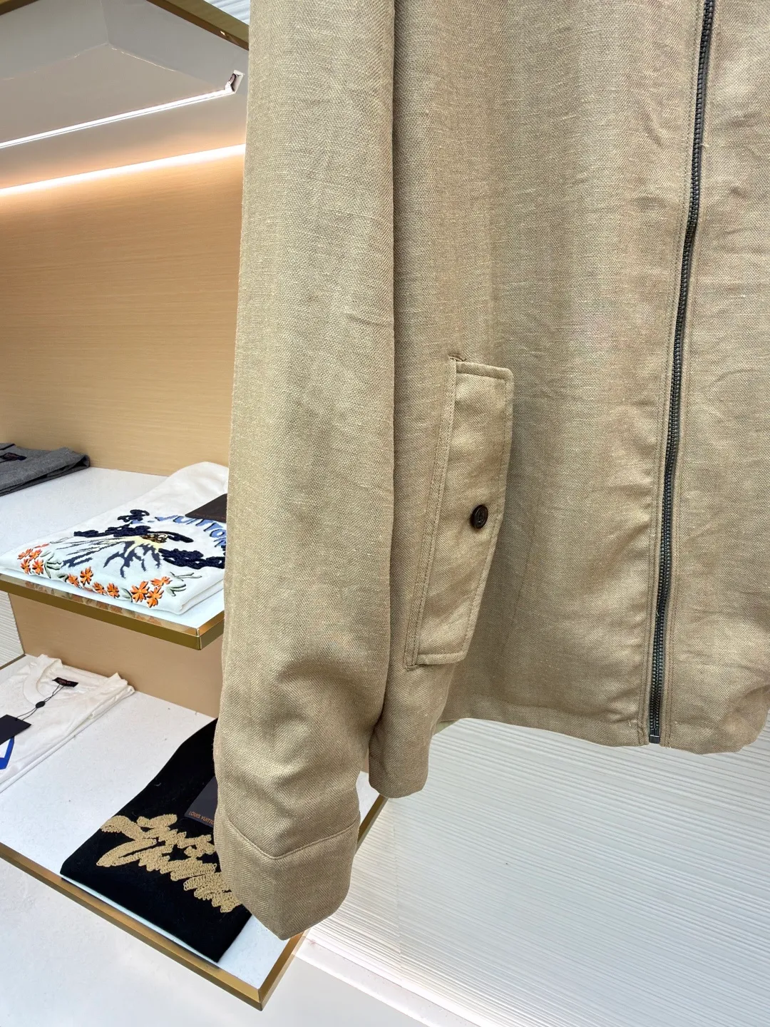 P630 Ralph Lauren logo embroidered reversible jacket ●Original version: Purchased and developed for 3990 ●Item number: 1681791-B75 ●Material: matte moire taffeta fabric ●Technology: embroidery production ●Color: khaki ●Version: fitted version ●Weight: about 520g ●Size: S-M-L-XL ●Description: Customized matte moire taffeta and twill jacquard brocade, light and tough Smooth drape, comfortable and skin-friendly, khaki brown tone, calm and noble, twin clothes, unlimited style. One side is decorated with twill jacquard brocade, which has its own retro filter, like an old-school gentleman's pocket watch gear. The other side is made of matte moiré taffeta, which has a relaxed breathing feeling. Casual and casual genes, exquisite pony logo embellishment, fully recognizable. The classic stand-up collar is tied with three hidden button tabs. Simplicity controls complexity. The design philosophy hidden in the details. Double-sided style. One garment hides old money and slack. It adopts imported machine embroidery technology. It uses advanced computer control system and precision mechanical components to realize the iconic pony embroidery operation. High precision. The lines are smooth and delicate. The template machine opens the bag. The preset template guides the position, shape and size of the bag. The accuracy ensures the quality of the bag opening effect. Ergonomic three-dimensional cutting. Return to traditional craftsmanship through segmentation, folding, shrinking and stretching. The so-called slow work produces fine work, which is respect for the material. The pursuit of hand feel requires complex and tedious workmanship, slow aging, high wear and tear, and the fabrics have been carefully washed to provide better hand feel and texture, not easy to deform, not easy to shrink, not easy to fade, and maintain long-term beauty. The overall wiring is straight and delicate, the fabric is comfortable and soft, and the color is consistent without color difference. It can be matched with the same style to create a fashionable look and control various occasions. Customized accessories, complete with three standards, same style for men and women!